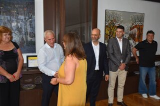 Главен асистент Ирина Кръстева получава поздравления 