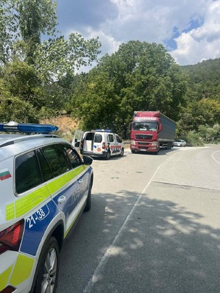 Засилен контрол по рискови пътни участъци в област Смолян чрез небрандирани автомобили и дрон