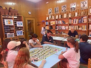   Гости в Библиотеката в Рила бяха полицаят Ив. Стоянов и инспекторът ДПС В. Велинов