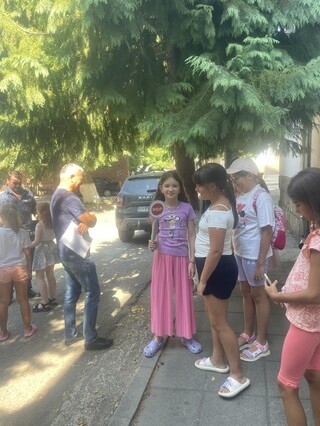   Гости в Библиотеката в Рила бяха полицаят Ив. Стоянов и инспекторът ДПС В. Велинов