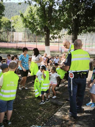 33 деца от Брезник се включиха в инициативата на полицията „Безопасно лято 2026“