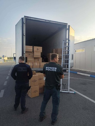 Български и румънски гранични полицаи задържаха камион с незаконни мигранти на прехода Видин/Калафат