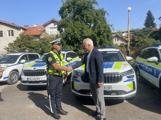 Нови автомобили поучиха днес  РУ Дупница, РУ Бобов дол и РУ Рила  Директорът на ОДМВР ст. комисар Васил Йоцов връчи ключовете на представители на управленията