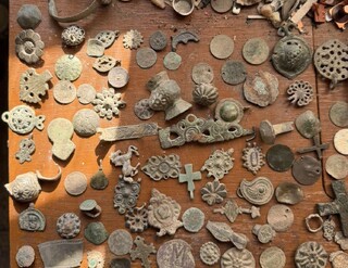 Незаконно оръжие, самоделни бомби и културно-исторически ценности са иззети при специализирана полицейска операция в село Сталийска махала, община Лом