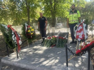 Колеги и  роднини днес почетоха паметта на загиналите преди 27 г.  полицаи и пожарникари