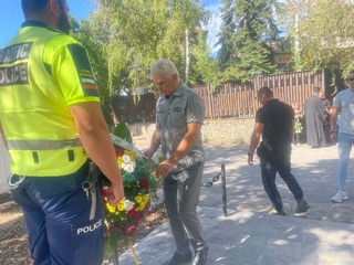 Колеги и  роднини днес почетоха паметта на загиналите преди 27 г.  полицаи и пожарникари