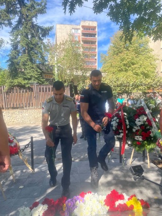 Колеги и  роднини днес почетоха паметта на загиналите преди 27 г.  полицаи и пожарникари
