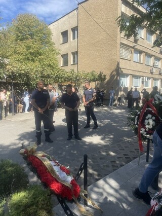 Колеги и  роднини днес почетоха паметта на загиналите преди 27 г.  полицаи и пожарникари