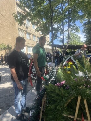 Колеги и  роднини днес почетоха паметта на загиналите преди 27 г.  полицаи и пожарникари