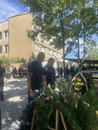 Колеги и  роднини днес почетоха паметта на загиналите преди 27 г.  полицаи и пожарникари