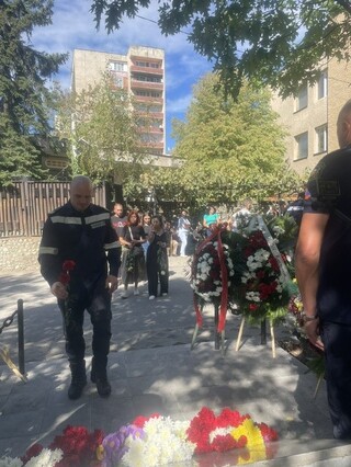 Колеги и  роднини днес почетоха паметта на загиналите преди 27 г.  полицаи и пожарникари