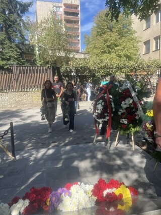 Колеги и  роднини днес почетоха паметта на загиналите преди 27 г.  полицаи и пожарникари