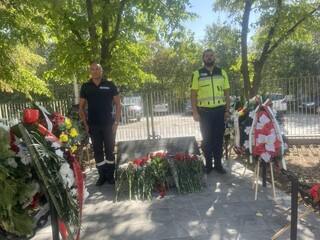 Колеги и  роднини днес почетоха паметта на загиналите преди 27 г.  полицаи и пожарникари