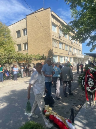 Колеги и  роднини днес почетоха паметта на загиналите преди 27 г.  полицаи и пожарникари