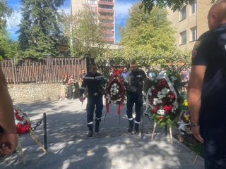 Колеги и  роднини днес почетоха паметта на загиналите преди 27 г.  полицаи и пожарникари