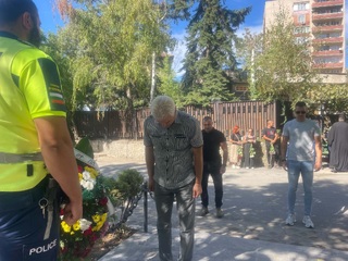 Колеги и  роднини днес почетоха паметта на загиналите преди 27 г.  полицаи и пожарникари