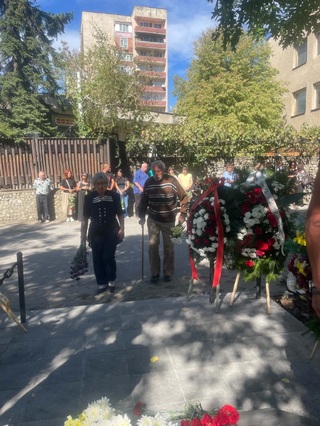 Колеги и  роднини днес почетоха паметта на загиналите преди 27 г.  полицаи и пожарникари