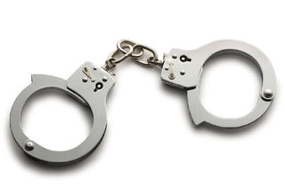 Двама братя са задържани в Монтана след съседски скандал и самоволно спиране на ремонтни дейности