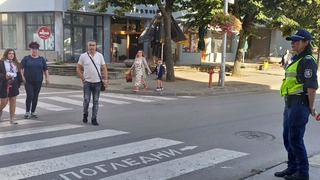 Полицейски служители осигуряваха безопасността на движението по улиците в областта през първия учебен ден