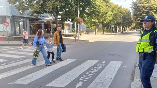 Полицейски служители осигуряваха безопасността на движението по улиците в областта през първия учебен ден