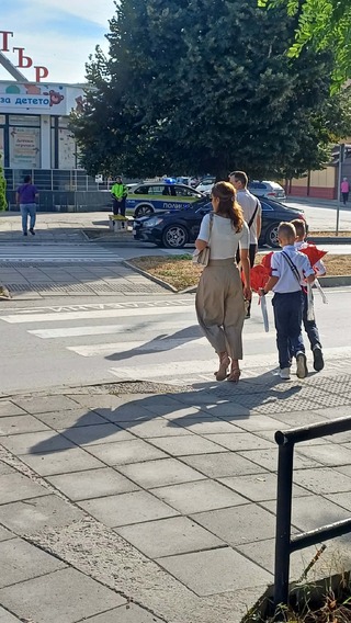 Полицейски служители осигуряваха безопасността на движението по улиците в областта през първия учебен ден