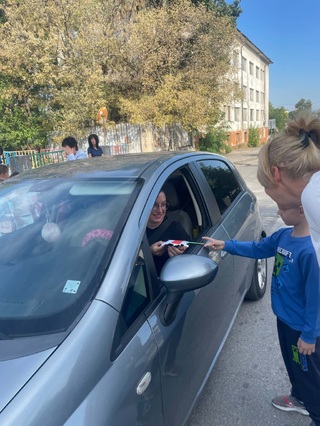 Кюстендилски пътни полицаи и възпитаници ДГ „Еделвайс“ връчиха Посланията на есенния лист на водачи на автомобили и на пътници с пожелания за спазване на  правилата за движение и Да пазим децата на пътя!