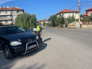 Кюстендилски пътни полицаи и възпитаници ДГ „Еделвайс“ връчиха Посланията на есенния лист на водачи на автомобили и на пътници с пожелания за спазване на  правилата за движение и Да пазим децата на пътя!