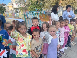 Кюстендилски пътни полицаи и възпитаници ДГ „Еделвайс“ връчиха Посланията на есенния лист на водачи на автомобили и на пътници с пожелания за спазване на  правилата за движение и Да пазим децата на пътя!