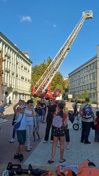 През Седмицата на пожарната безопасност огнеборци от районните служби показаха на граждани от различни възрасти автомобилите и техниката, с която работят