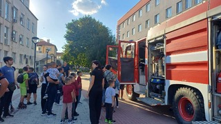 През Седмицата на пожарната безопасност огнеборци от районните служби показаха на граждани от различни възрасти автомобилите и техниката, с която работят