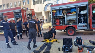 През Седмицата на пожарната безопасност огнеборци от районните служби показаха на граждани от различни възрасти автомобилите и техниката, с която работят