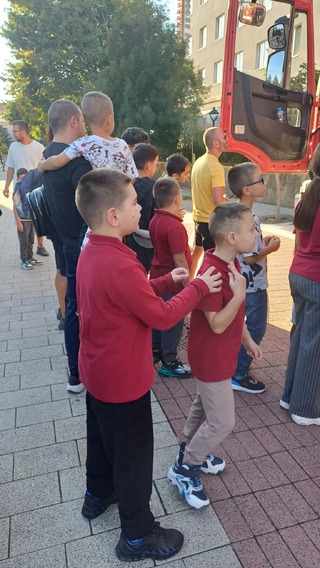 През Седмицата на пожарната безопасност огнеборци от районните служби показаха на граждани от различни възрасти автомобилите и техниката, с която работят