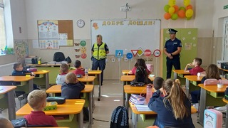 Ученици от търговищко училище преговаряха правилата за пътна безопасност и пресичаха кръстовища заедно с полицейски инспектори