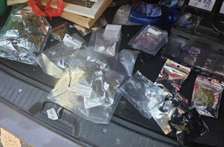 Полицейски служители на столичното Шесто РУ задържаха жена с различни по вид наркотици в близост до детска градина