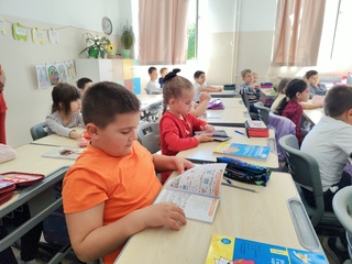 Пътните полицаи продължават беседите с първокласници за безопасността на пътя и раздаването на помагалата, издадени по инициатива на ОДМВР- Шумен  „Моите правила за пътна безопасност“
