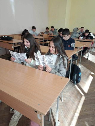 Продължават превантивните беседи на полицейски служители в търговищки училища в рамките на Националната програма „Работа на полицията в училищата“