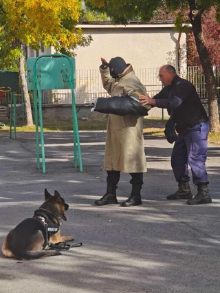 Полицаи гостуваха на децата от филиал „Зорница“ на детска градина „Първи юни“ в Кюстендил