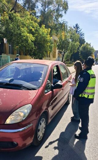 Полицаи от РУ-Кубрат и доброволци от БЧК с послания на „есенния лист“ към водачите на превозни средства
