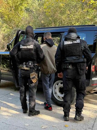 Главна дирекция „Гранична полиция“ задържа организатори и участници в престъпна група за трафик на мигранти през България