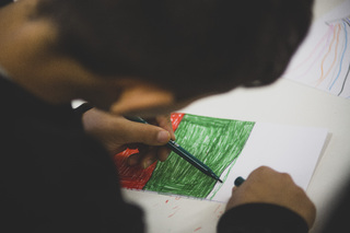 „Образованието е най-важното нещо“, казва Кован Алдоски на децата бежанци