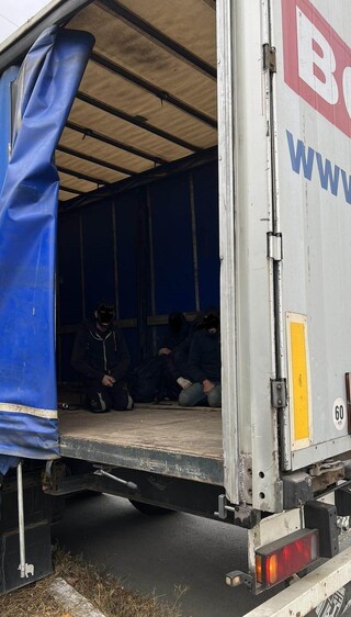 Гранични полицаи задържаха водач на камион с 12 незаконни мигранти