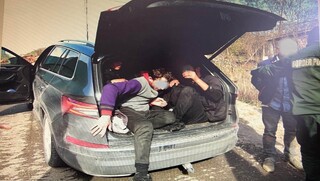 Гранични полицаи от РДГП-Драгоман задържаха дрогиран чужд гражданин, превозващи 10 незаконни мигранти