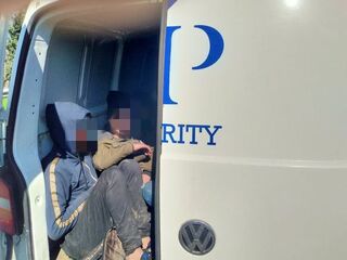 Гранични полицаи задържаха фалшив инкасо автомобил с нелегални имигранти