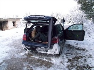 Гранични полицаи от РДГП - Смолян задържаха двама мъже, прекарвали нелегални имигранти
