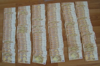  Гранични полицаи задържаха шофьор с 290 000 евро на ГКПП Калотина