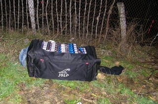 Гранични полицаи от ГПУ-Златарево задържаха трима македонци с контрабандни цигари