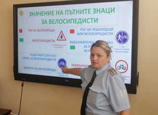 „Пътна полиция“ при ГДНП изнесе открит урок по пътна безопасност за деца бежанци