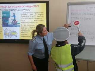 „Пътна полиция“ при ГДНП изнесе открит урок по пътна безопасност за деца бежанци