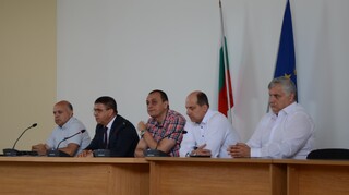 Служители на ГДНП с отличия за празника на  МВР