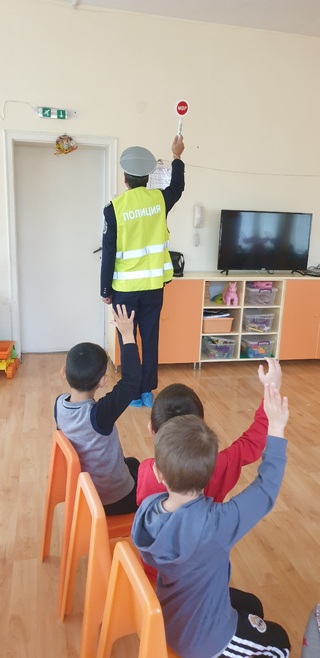 Деца от ДГ „Ракета“ в София научиха колко е важно да се притекат на помощ на човек, който се нуждае от помощ